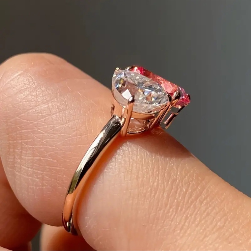 Elegant Pink and Clear Gemstone Ring - Picture 4 of 5